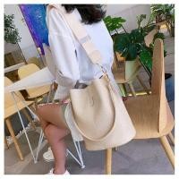 ราคา กระเป๋าสะพายข้างสีครีม หนังลายหนังจระเข้ (2466859391)