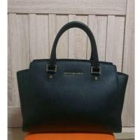 ราคา กระเป๋าแบรนด์ MK แท้ รุ่น Selma Stud Medium Saffiano ใหม่มาก หนังสวย ซับในสะอาด ขนาด 11 นิ้ว ขาย 550 บาทค่ะ (26853803812)