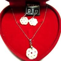 ราคา TANITTgems ชุดสร้อยคอพร้อมต่างหูเงินแท้ประดับจี้หยกพม่าแท้สีงาช้างกังหันนำโชคพร้อมใบรับประกันสินค้า (6372668260)