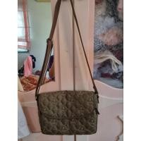 ราคา กระเป๋า cross body สีเขียวขี้ม้า (22923436434)