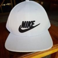 ราคา หมวกnike SNAP BACK สีขาวสภาพดี (6773611190)