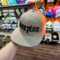 ราคา Compton หมวก Snapback สีส้มสีเทาสีน้ําเงินสีดํา - หมวก Snapback พิมพ์ตัวอักษรมีสไตล์สําหรับเด็กอายุ 10 ถึง 14 ปีเส้นรอบวงศีรษะมากกว่า 57 ซม. (29605602657)