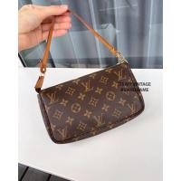 ราคา Louis Vuitton vintage pochette กระเป๋าทรงพอช กระเป๋าหลุยส์วิตตอง กระเป๋าทีงถือสะพายไหล่ (19537639172)