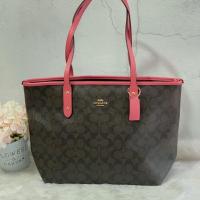 ราคา COACH F58292 CITY ZIP TOTE IN SIGNATURE COATED CANVAS (2101832763)