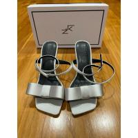 ราคา ส่งต่อรองเท้าส้นสูงสีเงิน แบรนด์ lyn around size 36 (47554084609)