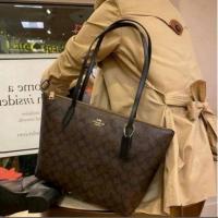 ราคา Coach Zip top tote In Signature (25921792735)