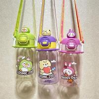 ราคา กระติกน้ำเด็กพกพา หลอดเด้ง 680ml. ขวดน้ำลายการ์ตูน มีสายสะพาย BPA Free Water Bottle | Bluerubystore (25326650564)