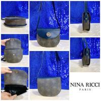 ราคา : NINA RICCI Crossbody Bag แท้% แบร : NINA RICCI® สภาพ 85%สวยพร: 9.5X7.5 นิ้ว(โดยประมาณ) :ตัวกระเป๋า (26141406366)