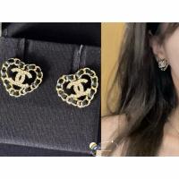 ราคา ของแท้ CHANEL ต่างหูสตั๊ดหนังสีดำสวมหัวใจกลวงออกต่างหู rhinestone 25b ใหม่ (55557239165)