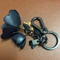 ราคา [COACH] Key Holder - พวงกุญแจดอกไม้หนังสีดำ (675404081)