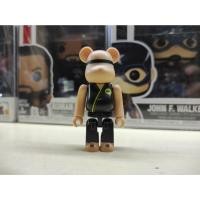 ราคา BEARBRICK Cobra Kai 400% ซึ่งเป็นส่วนหนึ่งของซีรีส์ 43 Medicom 100 % พร้อมการ์ด #Bearbrick (42711784623)