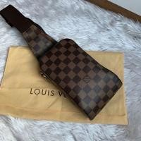 ราคา Good condition Lv Geronimos Damier belt bag dc04 สภาพสวย หนังแข็ง ลายชัด ซับในแดง ขอบมุมมีรอยใช้งานบ้าง คาดอก คาดเอวได้ (2604332739)