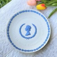 ราคา *มีตำหนิ*จานโชว์ Wedgwood Blue on White Jasperware 1953-1978 Coronation Silver Jubilee Plate หายาก จานสะสม จานอังกฤษ (12429126490)