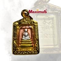 ราคา จี้พระ สมเด็จ พิมพ์จิ๋ว รุ่น โชคดีมีลาภ วิหารหลวงพุทธมณฑล จ.นครปฐม ปี 41 ผู้หญิงใส่สวย เลี่ยมกรอบทองไมครอนแกะลาย (9724625309)