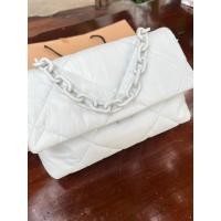 ราคา กระเป๋าสะพาย Charles & Keith สีขาว ของแท้ % (21375861493)