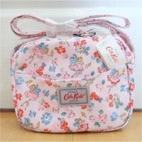 ราคา Cath Kidston Kids Handbag ของแท้มือ 1 เหมาะสำหรับเด็กๆ ***เป็นกระเป๋าเคลือบเงา กันน้ำได้นะจ๊ะ*** (2093992799)