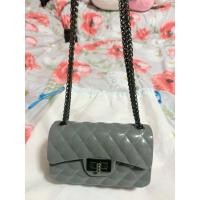 ราคา ส่งต่อกระเป๋าสะพายข้างสายเป็นโซ่สีดำตัวกระเป๋าเป็นซิลิโคนสีสีเทา (24497994488)