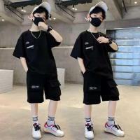ราคา 2025 ชุดวอร์มเด็กผู้ชายฤดูร้อน เสื้อยืดสีดำ + กางเกงขาสั้นมีกระเป๋า ขนาด 5 6 7 + (43759086749)