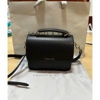 ราคา ส่งต่อ!! กระเป๋า CHARLES&KEITH รุ่น Front Flap Top Handle Crossbody Bag สีดำ ของแท้จาก Shop (23767047400)
