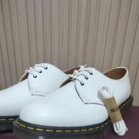 ราคา DR.MARTENS ดร.มาร์เทนส์ ดร. Martens 3 Hole 65 cm เชือกผูกรองเท้าสีขาว (25869552698)