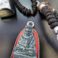 ราคา รูปหล่อหลวงพ่อเงิน วัดท้ายน้ำ ปี45 +สร้อยกะลา ของแท้ (4635569681)