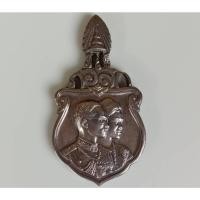 ราคา 147.เหรียญที่ระลึกเนื่องในการเสด็จพระราชดำเนินเยือนสหรัฐอเมริกาและทวีปยุโรป พุทธศักราช 2503 เนื้อเงิน พิมพ์เล็ก (20829695995)