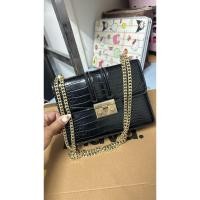 ราคา กระเป๋า charles & keith มือสองของแท้ (55307757660)