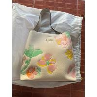 ราคา ส่งต่อCoach ทรงถัง มือสองสะพายครั้งเดียว แท้ รุ่น Town Bucket Bag With Dreamy Land Floral Print (58057394364)