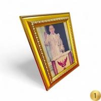 ราคา รูปภาพในหลวงรัชกาลที่ 9 และ ภาพรวมพระบรมวงศานุวงศ์ในพระราชพิธี ใส่กรอบทองลายไทย พร้อมขาตั้งและที่แขวน (สภาพสวย มือสอง) (57906207310)