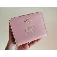 ราคา กระเป๋าสตางค์ Coach limited edition serena gomez หนังแท้สีชมพูซิบรอบ ของแท้นำเข้าจาก USA (6845602244)