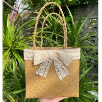 ราคา กระเป๋าสานกระจูดทรงกล่อง แต่งลูกไม้ ผูกโบว์สีครีม (25609462458)