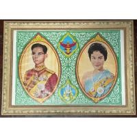 ราคา ภาพพิมพ์พระบรมฉายาลักษณ์และพระฉายาลักษณ์ในหลวงรัชกาลที่ 9และพระราชินี พร้อมกรอบไม้ เก่าแท้จากร้านง้วนเส็ง ของบูชาและสะสม (55553578354)