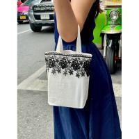 ราคา กระเป๋าผ้าสีขาว ลายลูกไม้สีดำ ดอกไม้ กว้าง 9 นิ้ว ยาว 9.5 นิ้ว ฐาน 3 นิ้ว ดอกลูกไม้ 3.5 นิ้ว ใบละ 149 บาท (26116277074)