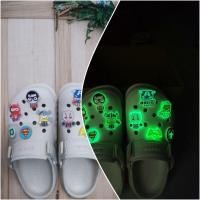 ราคา [อุปกรณ์เสริม - เลือกรุ่น!] Jibbitz-Luminous Sticker for Crocs Sandals-รองเท้าแตะ Super Bright สําหรับผู้ชายและผู้หญิง!! (25677862840)