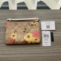 ราคา พร้อมส่งกระเป๋า Coach คล้องมือ 1 zip S สีขาวลาย C ดอกไม้ มือ 1 (23141727411)