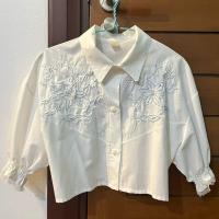ราคา ส่งต่อ มือ2 เสื้อเชิ้ตครอปสีขาว ปักลายสีฟ้าอ่อน (29052956653)