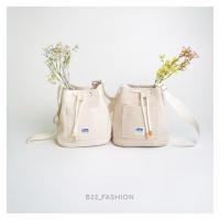 ราคา กระเป๋า Keds Bucket Bag Canvas ทรงขนมจีบผ้าแคนวาส ด้านในเคลือบกันน้ำ ด้านนอกสียังสมำ่เสมอมีรอยเปื้อนปากกาด้านใน (42122130080)