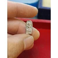 ราคา พระปรกใบมะขาม รวยเงินล้าน หลวงปู่ทิม วัดละหารไร่ เนื้อชุบ -เงิน - ด้านหลังองค์พระตอกโค๊ดเม็ดงา ประทับด้วยอักษรตัว “ ท ” (42452808142)