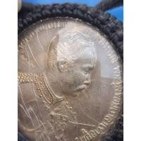 ราคา เหรียญที่ระลึกเสด็จประพาสยุโรป ครั้งที่ 1 หรือจะแกะออกมาเก็บเฉพาะเหรียญก็ได้ วัดดวงวัดใจครับเช็คไม่ขาด (24513174509)