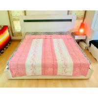 ราคา ผ้าห่มนวม ขนาด 5.5-6ฟุต สีชมพูขาวปักลายดอกวินเทจ ด้านบนมีระบายปักลาย Queen Art (สภาพใหม่) มือสองสภาพดี สินค้าเกาหลีแท้ (26671373685)