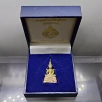ราคา พระพุทธมหามณีรัตนปฏิมากร (พระแก้วมรกต) เนื้อเงินสามกษัตริย์ กรมสรรพสามิต ครบรอบ 64 ปี พ.ศ.2539 พร้อมกล่องเดิม (43526666968)