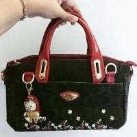 ราคา กระเป๋าถือสะพายข้าง AISIKADAN แท้ 100% ลายดอกไม้ สีดำหูแดง (4234151216)