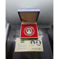 ราคา เหรียญพระพุทธโสธร พระแท้ % รุ่นลูกหลวงพ่อ หลัง ร.5 เนื้อเงินนอกขัดเงา พิธีพุทธาภิเษก พระอุโบสถวัดโสธรวราราม ปี2546 (20195442976)