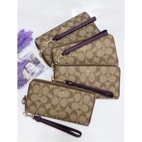ราคา Coach Long Zip Around Wallet In Signature Canvas (21065363104)
