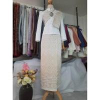 ราคา ชุดไทยออกงาน จิตรลดา สีขาวงาช้าง สไบ ผ้าถุงทอลาย (43008040506)