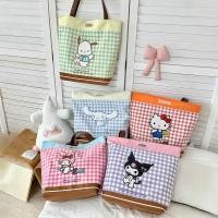 ราคา เลิศ สวยมาก กระเป๋า งานลิขสิทธิ์ ช่องใหญ่ มีซิปปิด สายยาวสะพายไหล่ได้ ผ้าโพลิเอสเตอร์ ลายปัก 3D ขนาด 32×36×13 cm (25593703999)