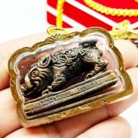 ราคา พญาหมูป่า พลิกแผ่นดิน หลวงปู่กาหลงเขี้ยวแก้ว วัดเขาแหลม งานเลี่ยมทองไมครอนเกรดAกันน้ำ อานุภาพพลิกร้ายให้กลายเป็นดี (14753745866)