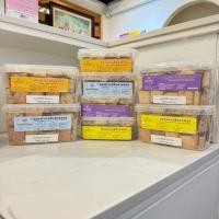 ราคา ทองม้วนทิพย์ ทองพับมีไส้ แบบกล่องเหลี่ยม ไส้หมูหยอง, ไส้ปลาทูน่าหยอง, ไส้ไก่หยอง, ไส้ฝอยทอง ท่ายาง เพชรบุรี (26512348626)