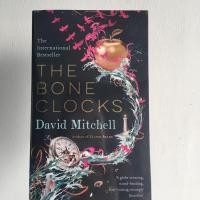 ราคา (ส่งฟรี) หนังสือ นิยาย The Bone Clocks โดย David Mitchell ภาษาอังกฤษ (4351213619)