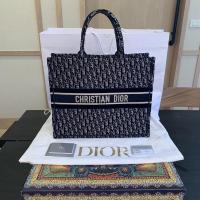 ราคา [CO220704898] Dior / Velvet Book Tote (18326161590)